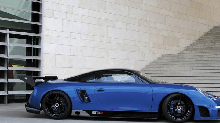 Side Pose Of Porsche 9ff GT9-R In Blue